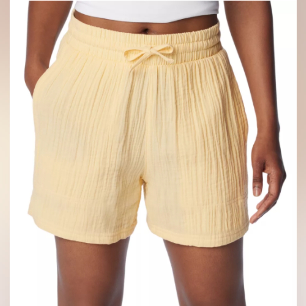 COLUMBIA Light Yellow Holly Hideaway Breezy Shorts - Size Large   (NWT)